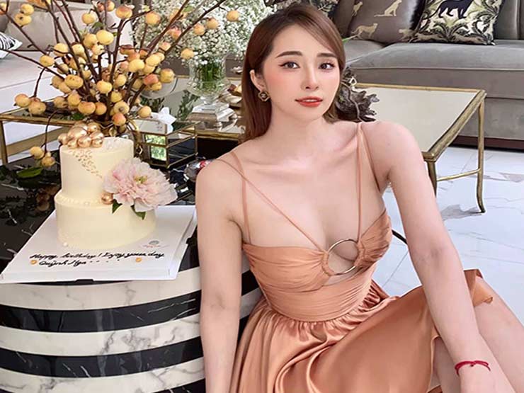 Thời trang - Quỳnh Nga khiến người nhìn bối rối vì mặc khoe vòng 1 với chiếc váy cắt xẻ "bạo tay"