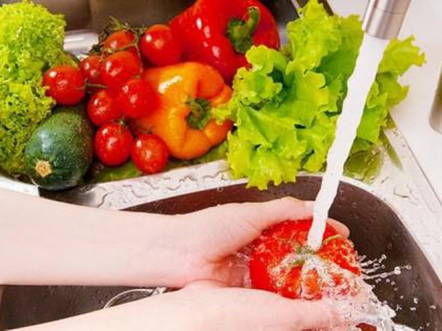 Ẩm thực - Những sai lầm tai hại khi rửa trái cây và rau quả vừa mất hết chất vừa "rước độc vào người"