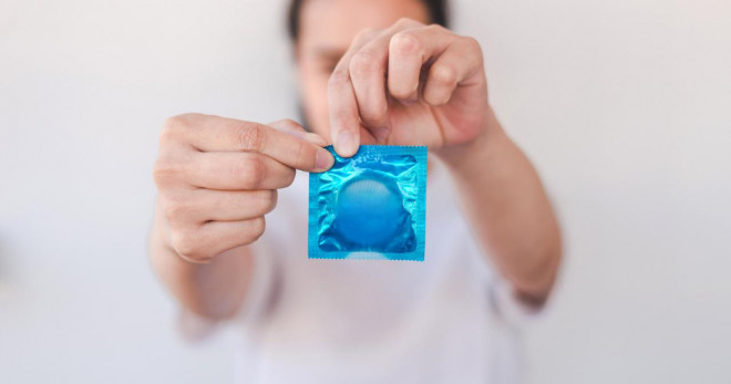 Sử dụng bao cao su khi quan hệ tình dục khi chưa muốn có con.