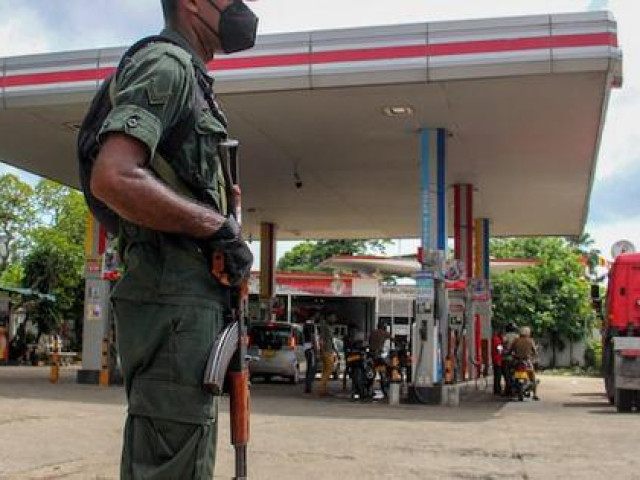 Phi thường - kỳ quặc - Xếp hàng chờ đổ xăng 5 ngày, tài xế tử vong trong xe