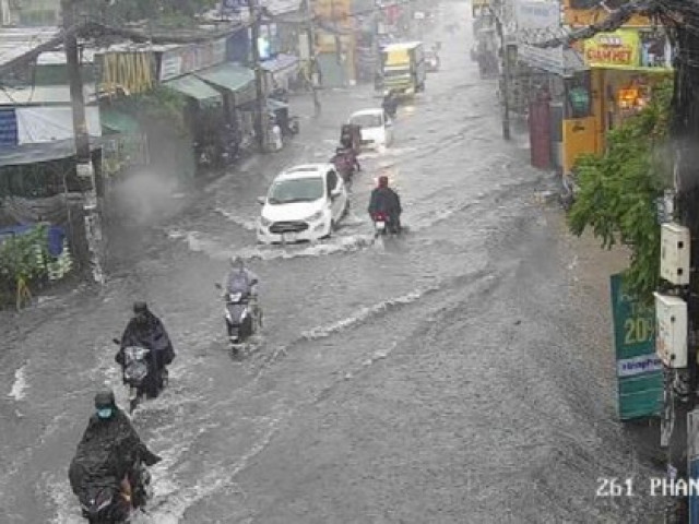 Tin tức trong ngày - Hình ảnh người dân chật vật vượt ngập trong mưa cực lớn ở TP HCM