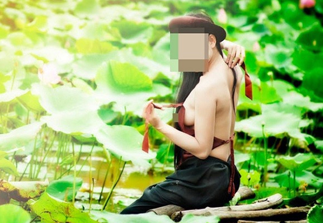 Đây là lý do vì sao, trong một số hình ảnh chụp bên hồ sen, vẻ đẹp của các cô gái bị làm cho méo mó, dung tục, phản cảm.
