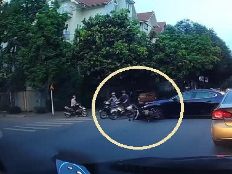 Clip: Vi vu lao vào ngã tư, tài xế xe máy gặp nạn dưới gầm ô tô