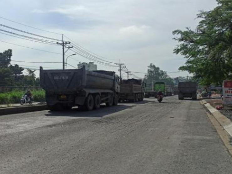 Tin tức trong ngày - Cận cảnh đội "chim lợn" bám đuôi CSGT khi xử lý xe quá tải ở Thủ Đức