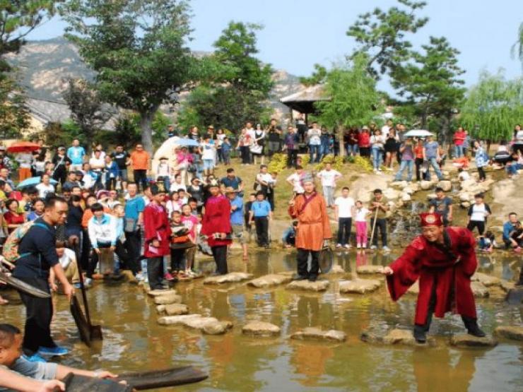 Kinh doanh - Khu du lịch chơi trội ném vàng xuống hồ, ai nhặt được là của người đấy