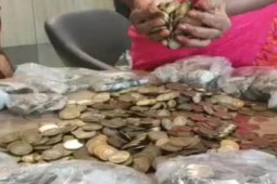 Thị trường - Tiêu dùng - Vác bao tải tiền đi mua xe hơi gần 200 triệu, khách khiến đại lý ô tô "vã mồ hôi"