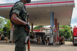 Xếp hàng chờ đổ xăng 5 ngày, tài xế tử vong trong xe