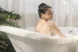 Làm đẹp - "Gái ngàn đô" Quỳnh Lương đẹp kiểu "mình hạc xương mai" vẫn hấp dẫn ít ai bì