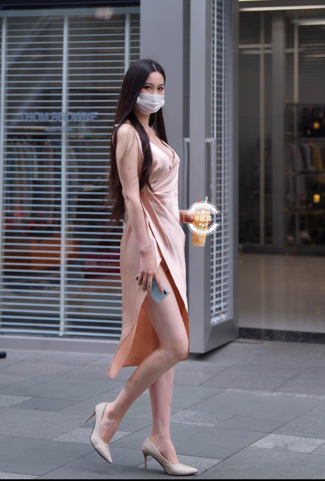 Đường xẻ tà quá cao khiến cô nàng dễ bị hớ hênh trong quá trình di chuyển.