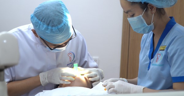 Bác sĩ Vũ Thiện Khanh thực hiện điều trị cho bệnh nhân