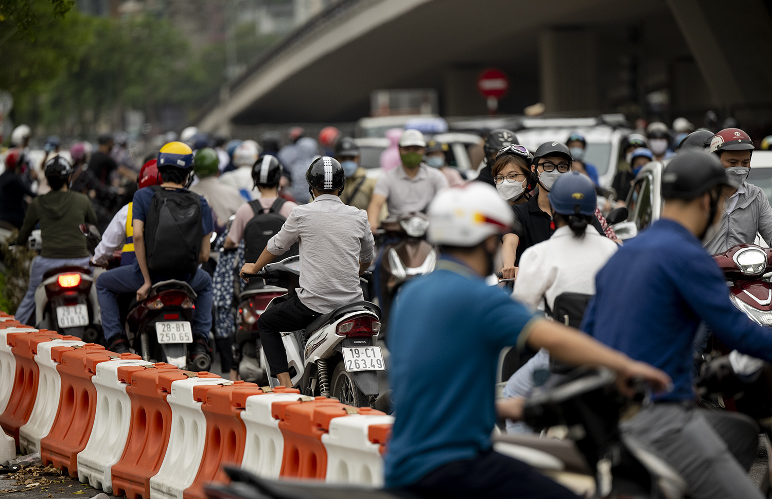 Tuy nhiên, sau đó đã xảy ra tình trạng hỗn loạn khi người tham gia giao thông cố tình đi ngược chiều đường để tiết kiệm thời gian.