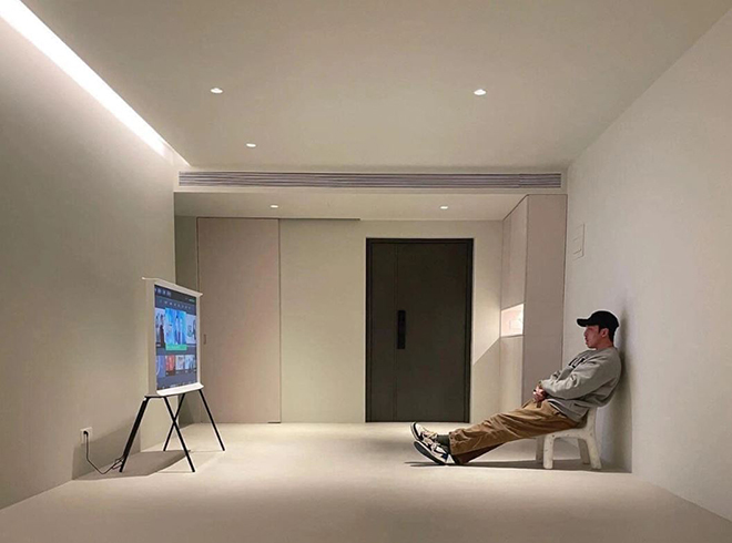 Mẫu TV The Serif tạo ra điểm nhấn trong các không gian tối giản