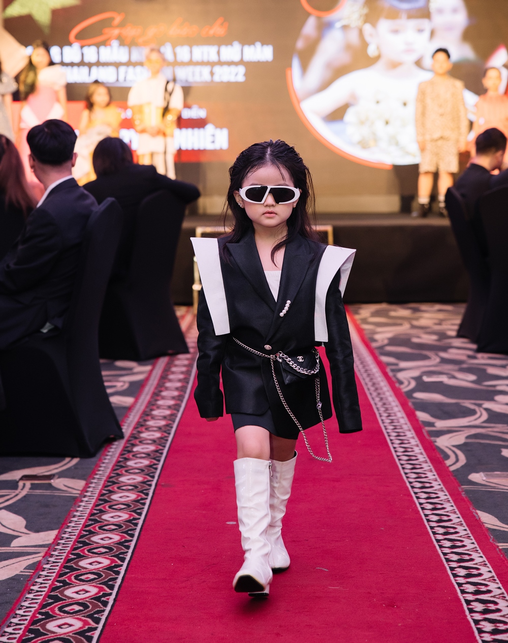 Mẫu nhí Cherry An Nhiên khiến người ta phải trầm trồ vì chuyên nghiệp.