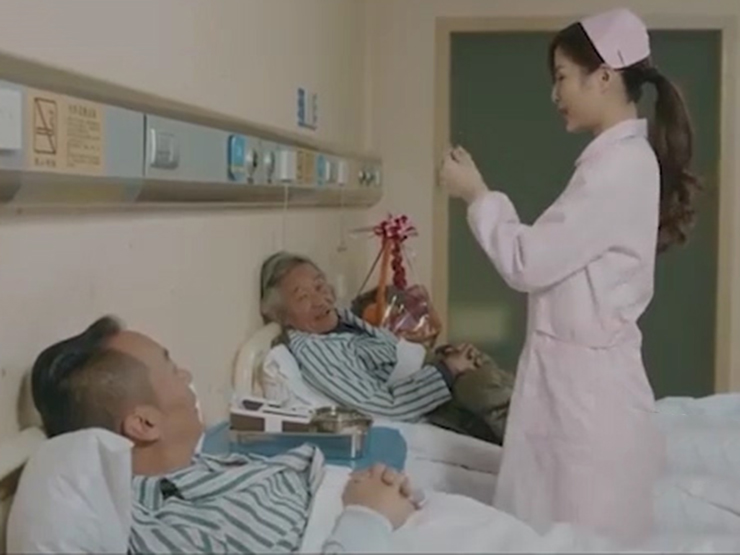 Clip hài hước - Hậu quả cay đắng khi chàng trai "chọc ghẹo" nhầm vợ của bác sĩ