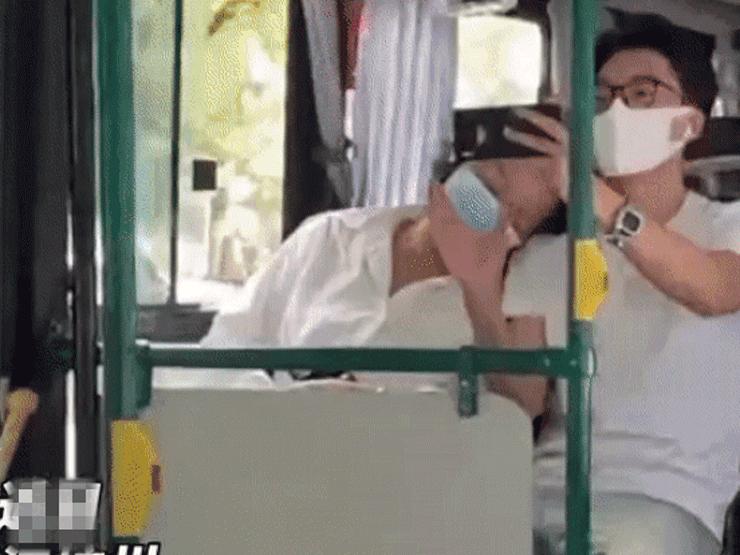 Bạn trẻ - Cuộc sống - Đang họp online trên xe buýt, chàng trai bất ngờ gặp tình huống xấu hổ khiến dân tình cười ngất