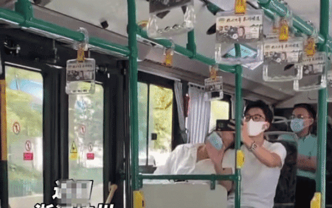 Đang họp online trên xe buýt, chàng trai bất ngờ gặp tình huống xấu hổ khiến dân tình cười ngất - 1