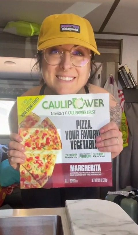 Cô thích thú khi chạm tay vào một chiếc bánh pizza