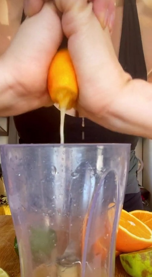 Jillian giải thích rằng các cửa hàng thường vứt bỏ trái cây vì nó quá chín so với ý thích của khách hàng