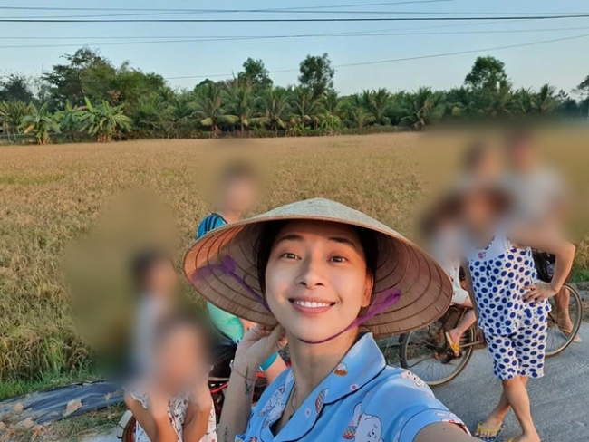 Trên trang cá nhân, “đả nữ màn ảnh Việt” thường xuyên cập nhật những hình ảnh đời thường bên các cháu và gia đình như đi ra đồng ruộng, chăn vịt…
