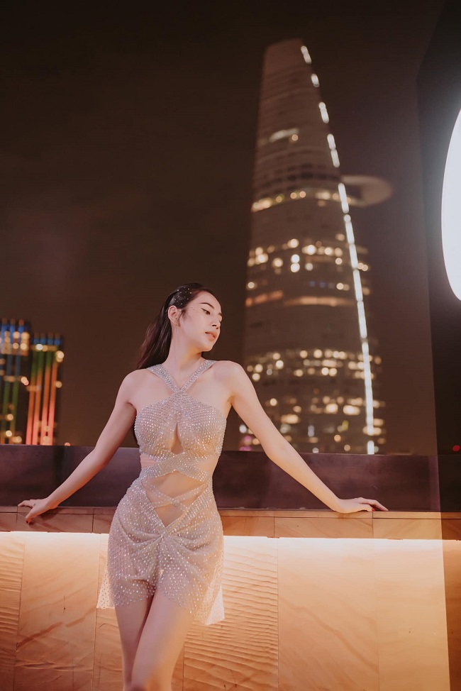 Bà xã Công Vinh khoe vòng một căng tròn cùng đôi chân dài trong bộ đồ nửa kín nửa hở gây tò mò.
