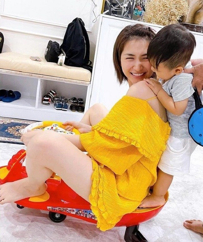Có thể thấy khi ở nhà chăm sóc con, Hòa Minzy thường chọn đồ bộ để thuận tiện làm việc, dọn dẹp.&nbsp;Thế nhưng khi lên sân khấu cô luôn chỉn chu, kỹ lưỡng từ quần áo, đầu tóc đến trang điểm.

