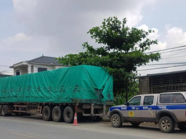 Tin tức trong ngày - Lái xe chở quá tải "chây ỳ" trình diện sau hơn 40 giờ đóng cửa bỏ đi