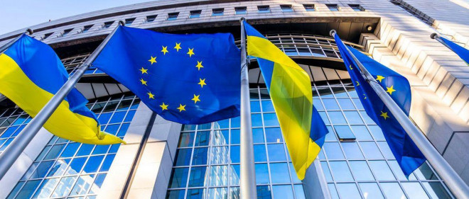 Quyết định của Brussels trao cho Ukraine tư cách ứng cử viên trở thành thành viên EU được giới truyền thông hiểu là "dấu hiệu của tình đoàn kết" đối với Kyiv.