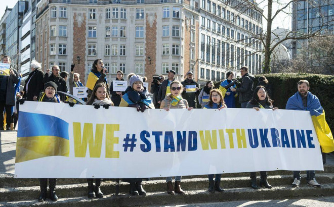 "Liên minh châu Âu đang cấp cho Ukraine tư cách ứng cử viên để thể hiện tình đoàn kết, trong khi Mỹ đang tập hợp các đồng minh của mình để chống lại hai đối thủ lớn nhất là Nga và Trung Quốc", chuyên gia Hongjian kết luận.