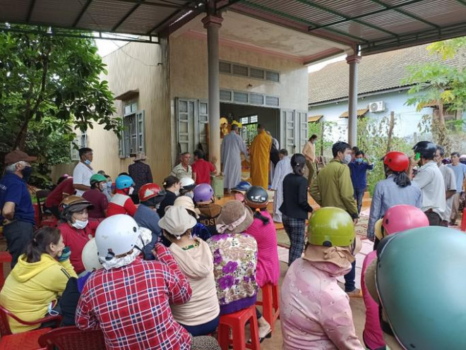 Người thân và gia đình đang tổ chức tang lễ cho hai anh em không may tử vong dưới hồ nước