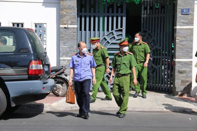 Cơ quan điều tra Bộ Công an khám xét nhà ông Lương Hải, nguyên Phó Chủ tịch tỉnh Bình Thuận hôm 10-2. Ảnh: PĐ