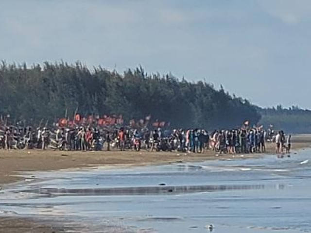 Tin tức trong ngày - 3 học sinh rủ nhau tắm biển, 2 người chết và mất tích