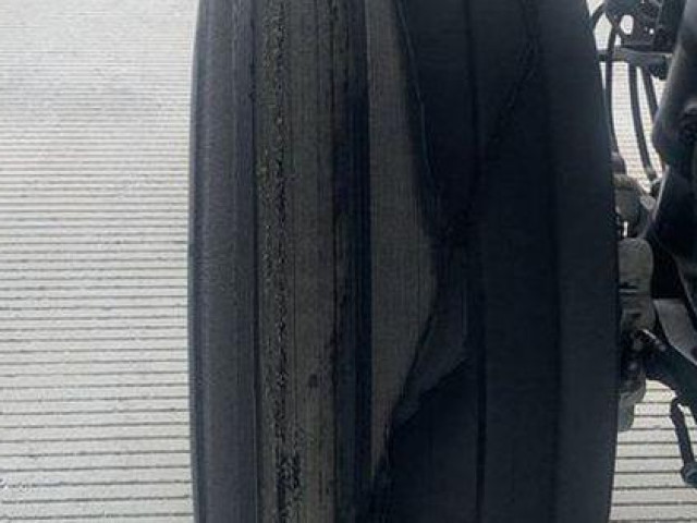 Tin tức trong ngày - Máy bay vừa cất cánh, phát hiện mảnh cao su bong ra trên đường băng