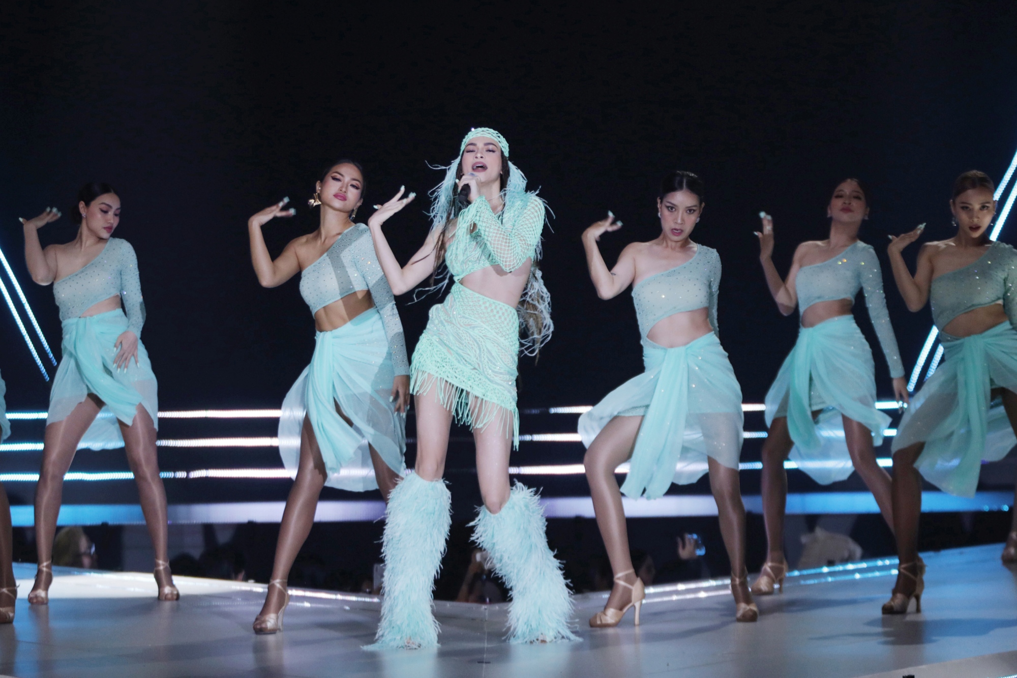 Hồ Ngọc Hà xuất hiện lộng lẫy tại đêm chung kết.