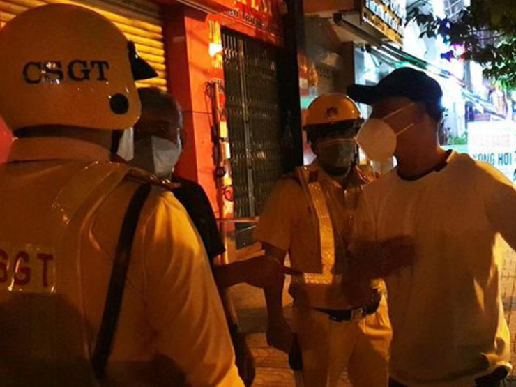 Tin tức trong ngày - "Cù nhây" tại chốt tạm đo nồng độ cồn, thanh niên bị mời lên phường