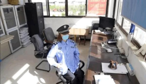 Nhân viên trực ở trung tâm kiểm soát PCCC. Ảnh: Baijia.