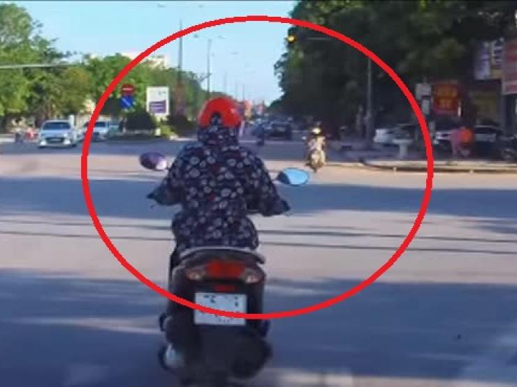 Tin tức trong ngày - Clip: Nữ “ninja” đi xe vision "gây sốc" với cách dừng chờ đèn tín hiệu