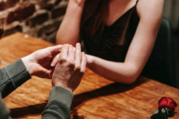 Bạn trẻ - Cuộc sống - Không cưỡng lại được hấp dẫn từ cô thư ký trẻ, chồng đòi ly hôn rồi đuổi vợ ra khỏi nhà, vợ bình thản làm một điều mà chồng có chết cũng không ngờ tới