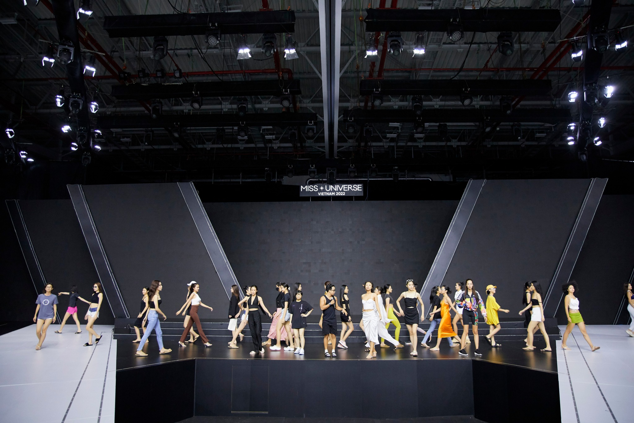 Các thí sinh Hoa hậu Hoàn vũ Việt Nam trong buổi tổng duyệt.