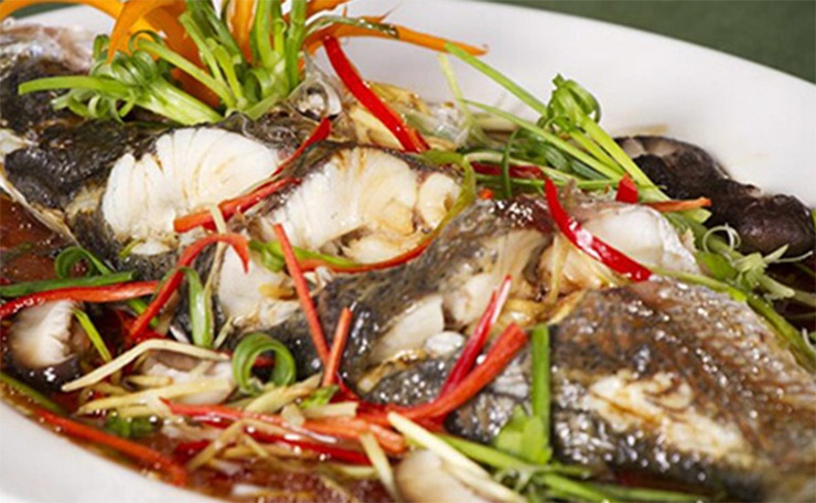 Thịt cá dầm xanh ngọt, nhất là buồng trứng, đặc biệt phần xương cá rất mềm mà không có mùi tanh
