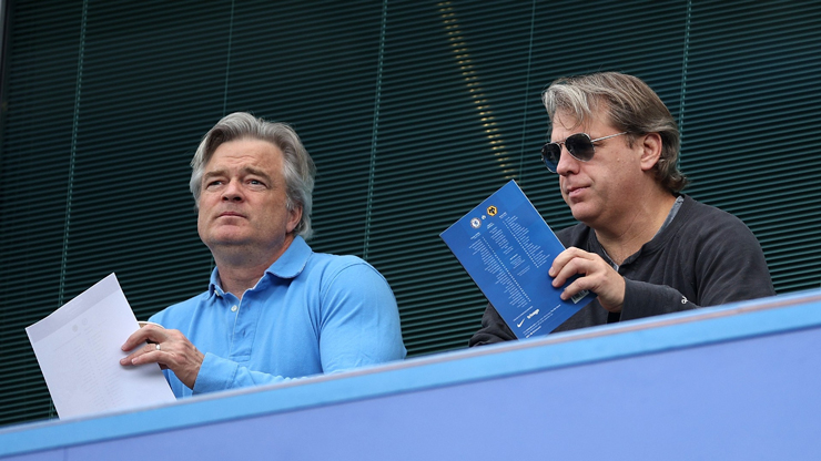 Ông chủ mới của Chelsea, Todd Boehly (bên phải) đã duyệt chi 200 triệu bảng để Chelsea mua sắm