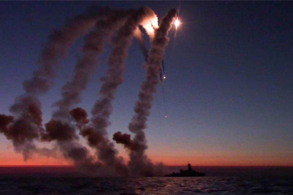 Tàu chiến Nga phóng tên lửa từ ngoài khơi vào Ukraine (ảnh: Reuters)