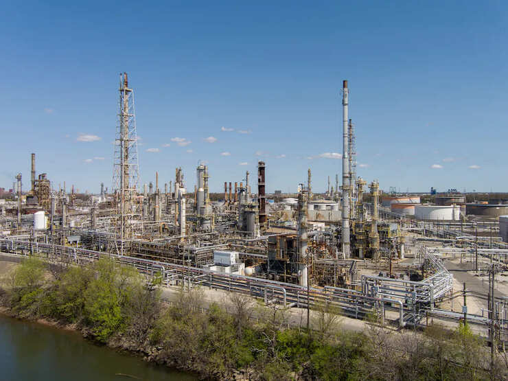 Kinh doanh - Các công ty lũ lượt đóng cửa nhà máy lọc dầu vài trăm năm tuổi, ngày tàn đã đến?