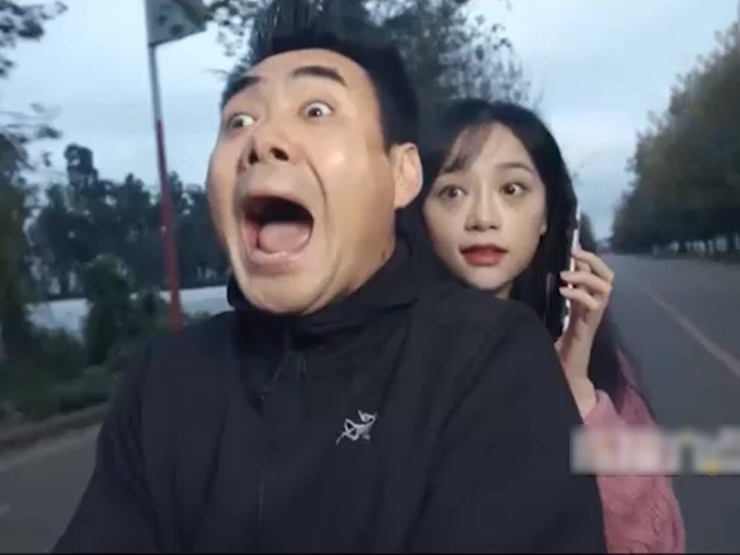 Clip hài hước - Trong lúc hiểm nguy cô vợ vẫn thản nhiên "buôn chuyện" và cái kết