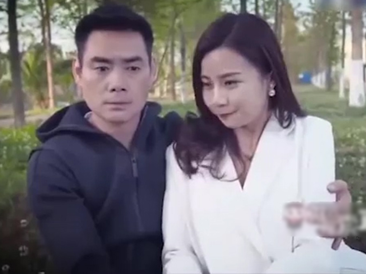 Clip hài hước - Chàng trai có hành động khó đỡ khi đứng cạnh gái xinh trên bus và cái kết