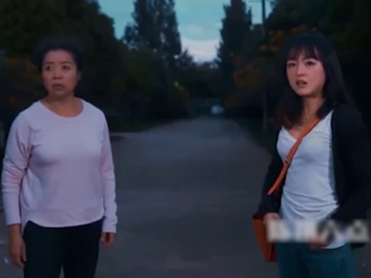 Clip hài hước - Hai mẹ con có hành động khó tin khi gặp cướp khiến tên cướp "chạy mất dép"