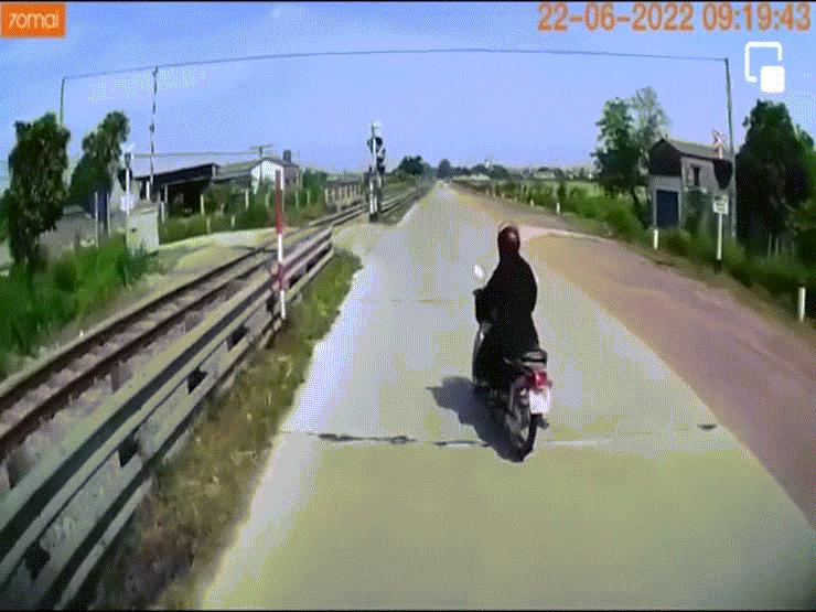 Phi thường - kỳ quặc - Video: Xe tải tông vào "ninja" đang sang đường, dân mạng tranh cãi gay gắt