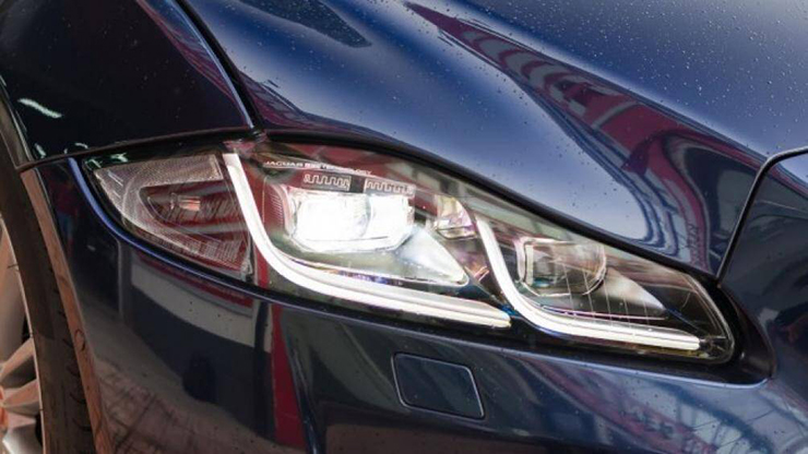 Đèn định vị bao gồm hai dải đèn LED hình chữ J đặc trưng, đèn pha LED thông minh với khả năng tự động nâng hạ và mở rộng góc chiếu khi đánh lái
