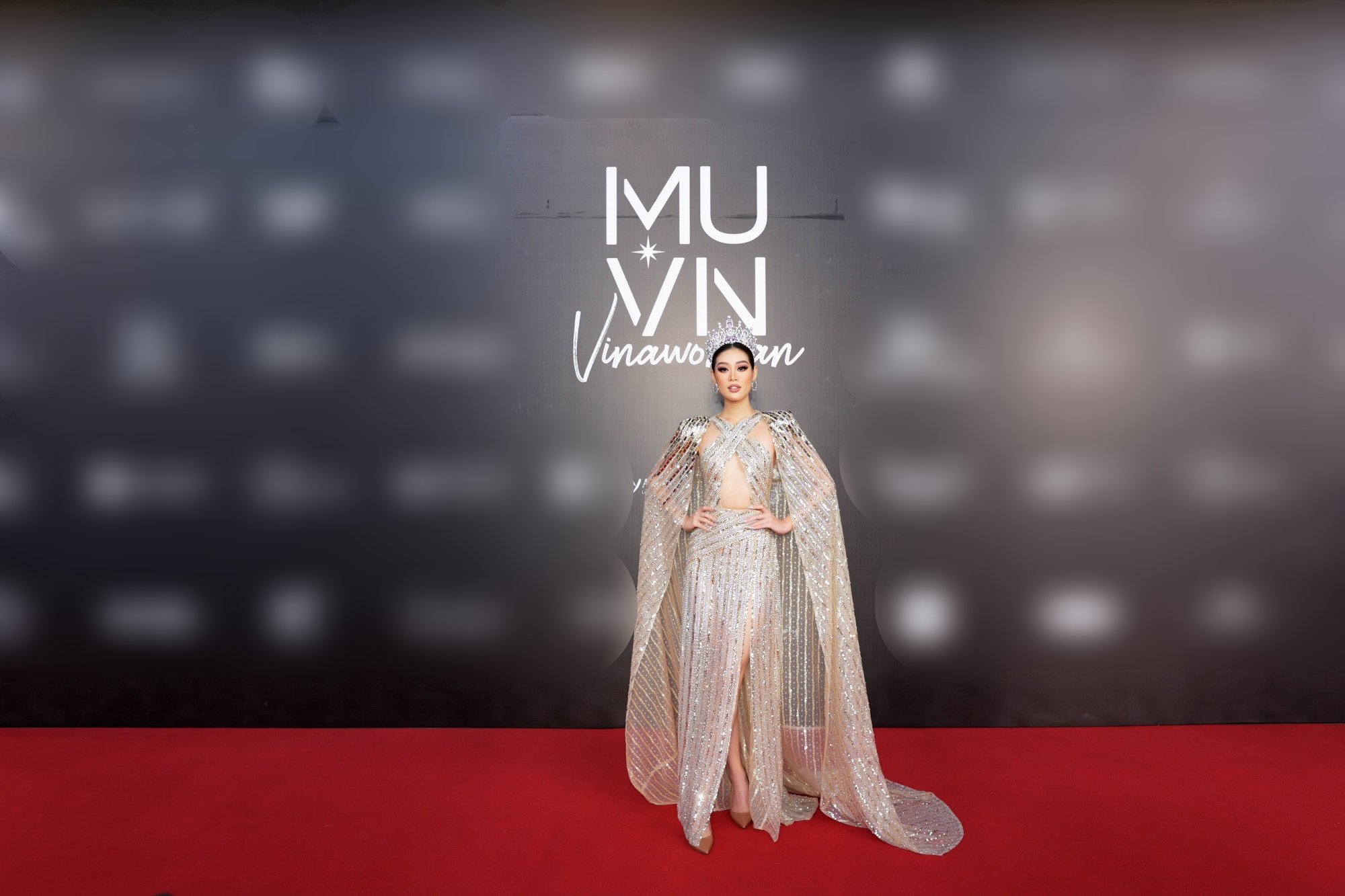 Hoa hậu Hoàn vũ Việt Nam 2019 Nguyễn Trần Khánh Vân xuất hiện lộng lẫy với chiếc đầm cut-out, xẻ đùi. Người đẹp đôi chiếc vương miện Brave Heart nức tiếng.