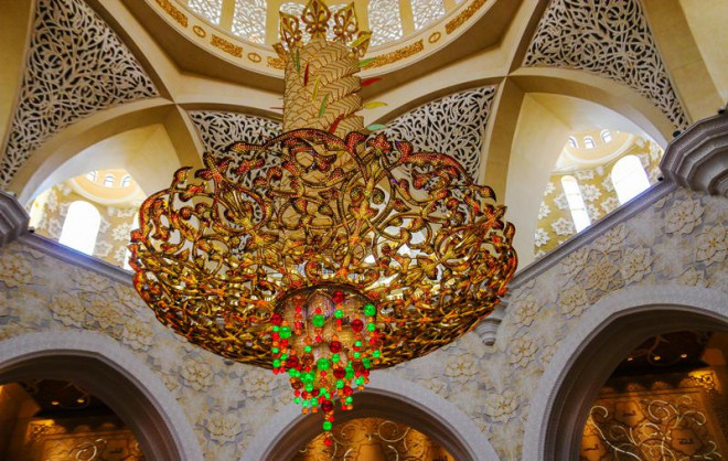 Chiếc đèn chùm nặng 12 tấn ở sảnh cầu nguyện chính.