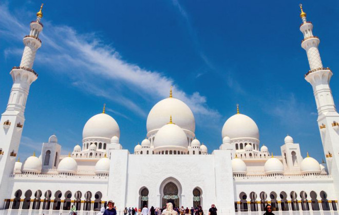 Thánh đường Hồi giáo Sheikh Zayed trắng muốt như một viên ngọc.